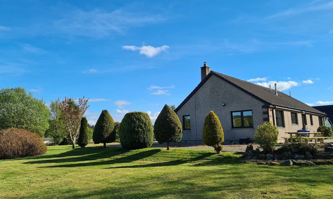 Knockbain House | Large detached holiday home in large open garden