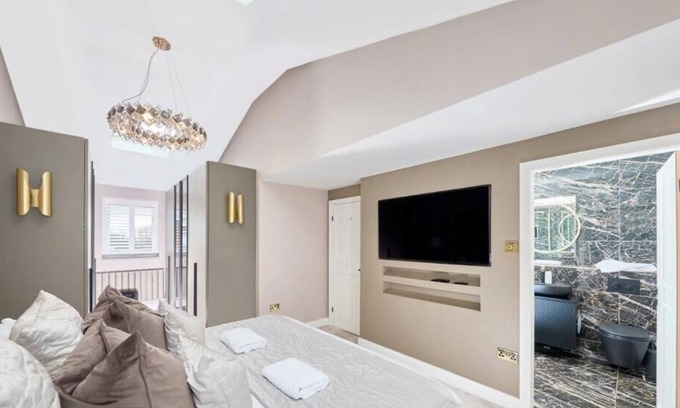 Liverpool House | Large detached House Woolton, Families, FREE Parking, Massage, BBQ, Playroom +