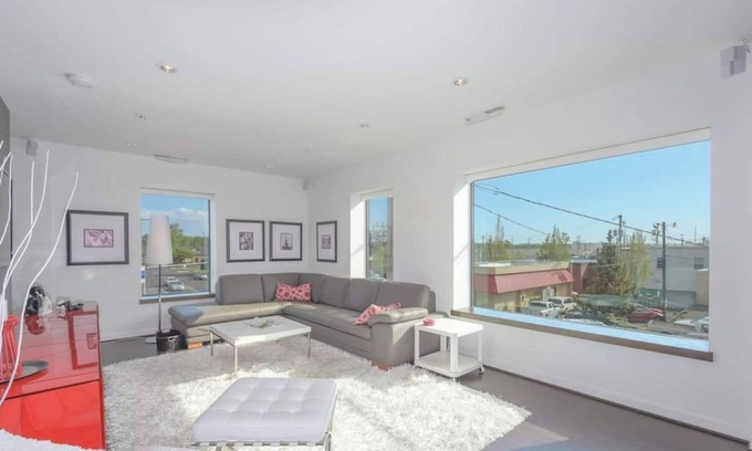 Camas Apartment | Large eclectic 1 BR above restaurant 15 min to PDX