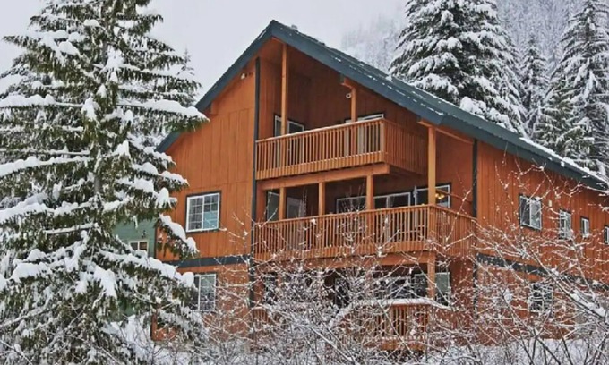 Hyak Ski Chalet | LARGE FAMILIES REUNIONS, ELOPE, CORPORATIONS MEETINGS & MORE
