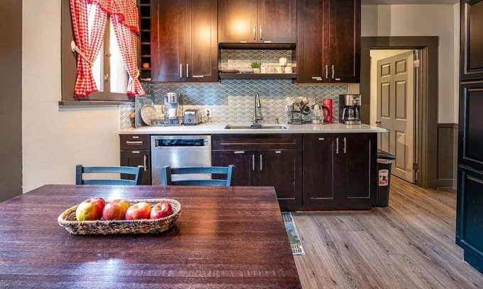 Market District House | Large group in Eugene, Exquisite Historic Landmark 11Bedroom, 4.1BA, New Hot tub