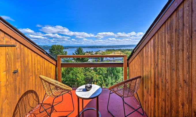 View Ridge House | Large Home w/ Hot Tub: 8 Mi to Downtown Seattle!