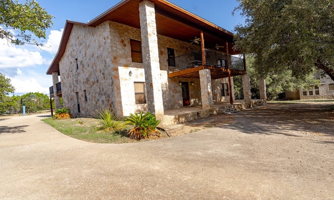Sabinal House | Large Lodge located in Mountain Valley