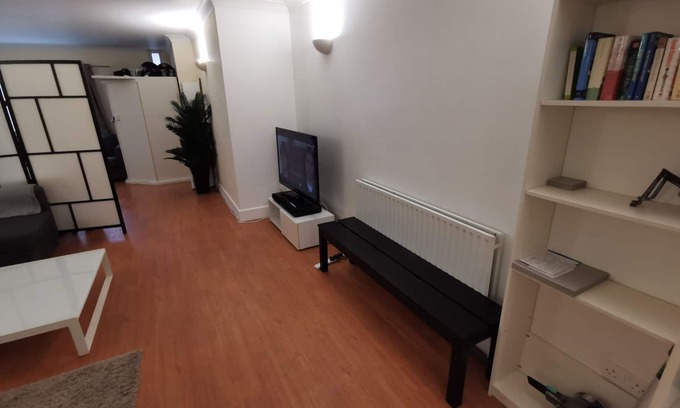 Whitechapel Apartment | Large modern GF 1-bed apartment in Whitechapel. Sleeps 4.