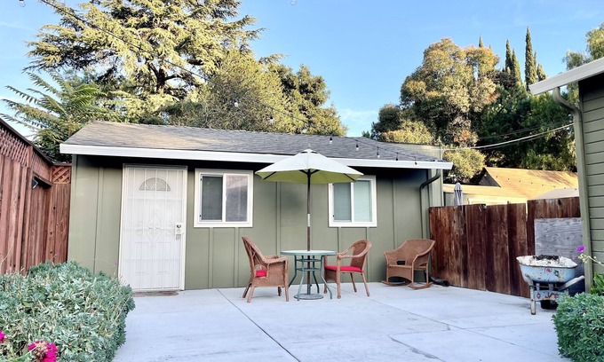 Willow Glen House | Large New Modern Guest House + Laundry + Garden
