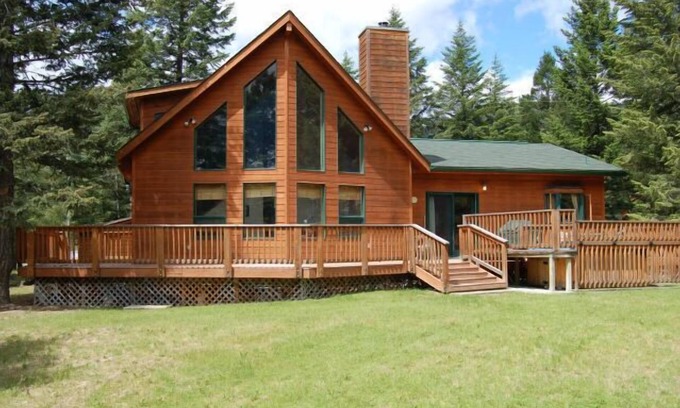 East Kootenay House | Large pet friendly home in Fairmont with hot tub.