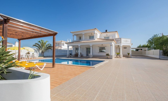 Albufeira Villa | Large Spacious 4 Bed Villa With Private Pools, Air Conditioning And Sea Views