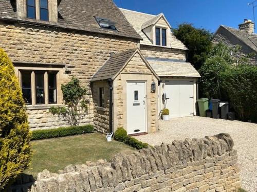 Cheltenham House | Large Stylish Luxury Cotswold Cottage - ideal for families, w/EV charging