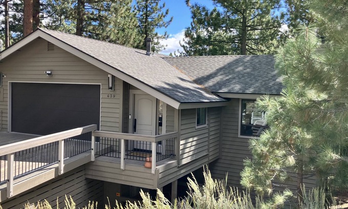Round Hill Village House | Large upscale 5 bedroom home close to town