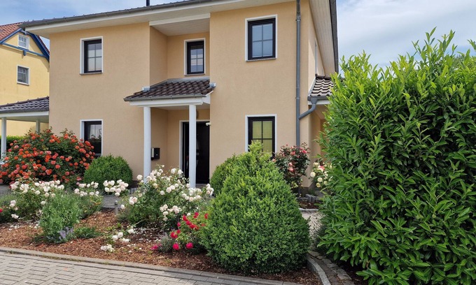 Graal House | Large vacation home with 3 bedrooms and rose garden