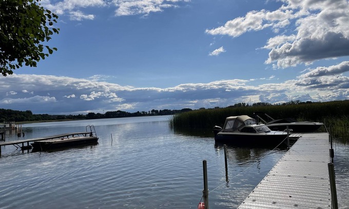 Wesenberg House | Large vacation home "Haus Weidenweg " directly on the water with its own lake access