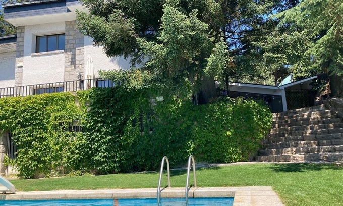 Navacerrada Ski Chalet | Large villa with pool in Navacerrada