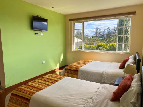 Tababela House | Las Hortensia's Casa De Huespedes