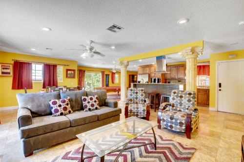 Glen Heather Estates House | Las Vegas Elegance! Pool Table & Sparkling Pool! Home