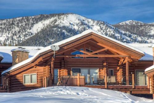 Big Sky House | Last Minute Special- Cozy Log Cabin, Views, Hottub