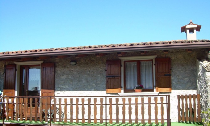 Castelletto Apartment | Laura apartment with balcony, garden and lake view