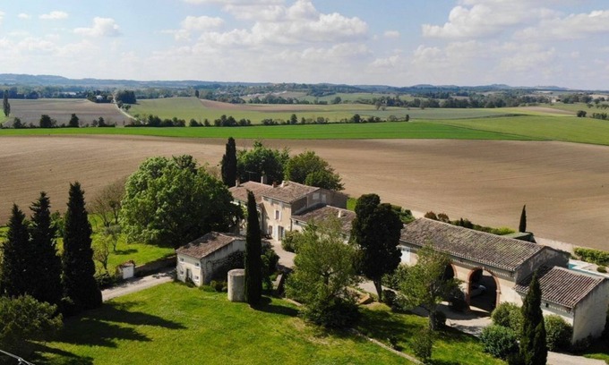 Castelnaudary House | Lauragais farmhouse in the countryside, view of the Pyrenees