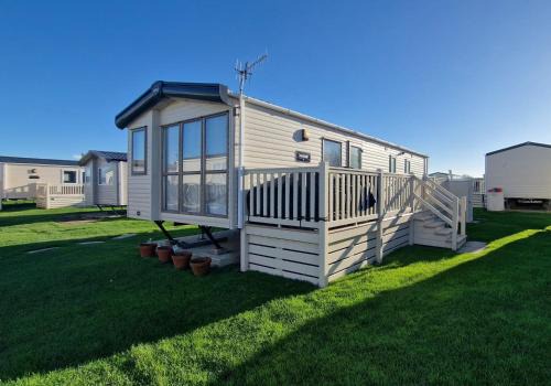 Selsey House | Laurah's Retreat, West Sands, Seal Bay Resort, Slesy