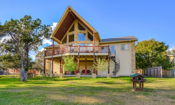 Wimberley House | LAURA’S LODGE – BEAUTIFUL RIVER, KAYAKS, TUBES, HOT TUB - WELCOME!