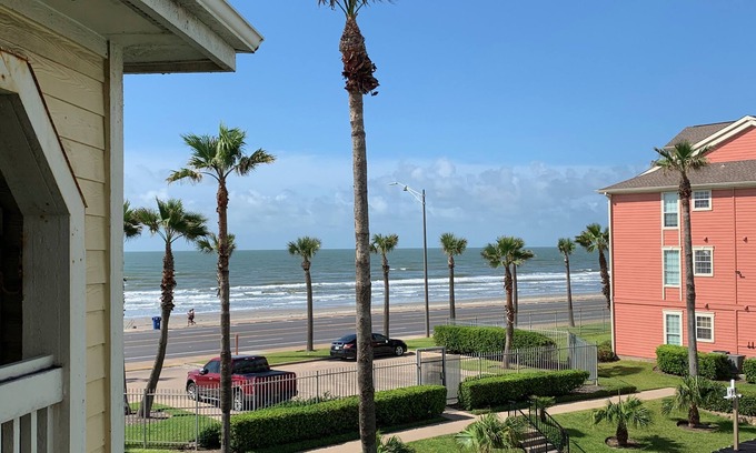 Galveston Condo | Laurie's Lookout - Executive Rental, Safe, Beach & Pool View, Top Floor
