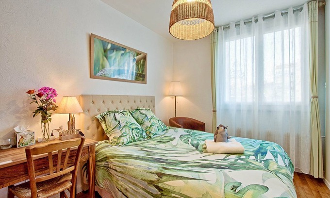 Les Poulettes Apartment | “L’Authentique”: soothing and rural! Air conditioning and free/secure parking!