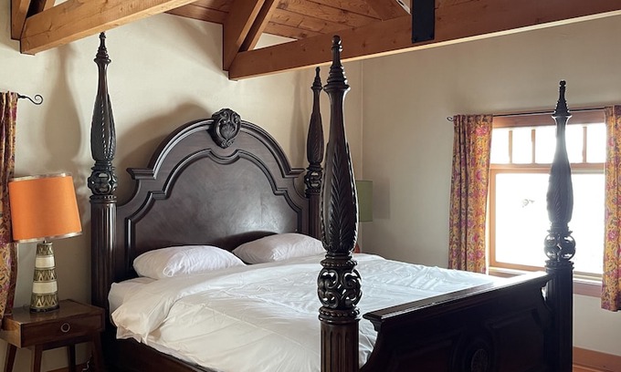 Salmon Arm Cabin | Lavender Cabin ~ Solar powered eco lodge in the hills