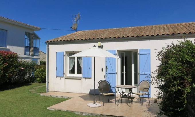 Etaules House | Lavender Cottage is a one bedroom gîte with private terrace and garden