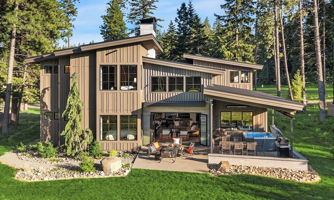Cle Elum House | Lavish 7BR Golf Getaway! 12th Man GameRoom-Hot Tub * Walk to Winery!