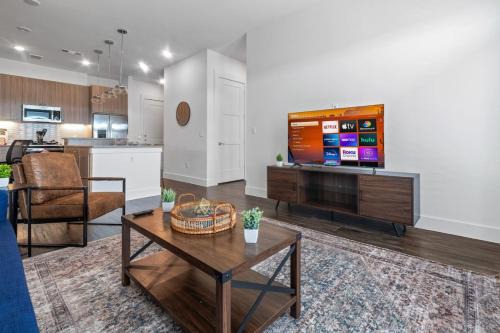 West Oak Hill Apartment | Lavish Escape 1Bd1Ba Pool w Golf Sim