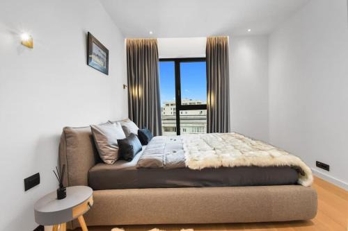 Aviatiei Apartment | LAX Designer, Oasis city skyline views, Parking