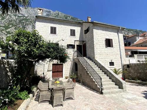 Dobrota Apartment | Lazovic- Apartment by the Sea with Amazing View