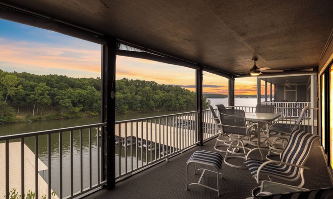 Osage Beach Condo | LazyDays Pet-Friendly Condo w/Pool & Slip at 3M