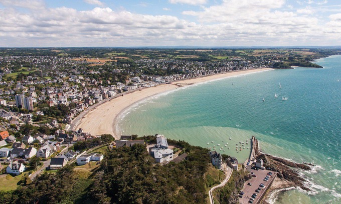 Pleneuf-Val-Andre Apartment | Le bain de mer, studio at pleneuf beach