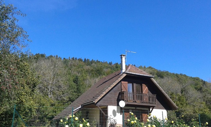 Marigny Cottage | Le Clos des Noisetiers enclosed chalet/land 2000m in Marigny- 90 m2-4 bdrms 7 sleeps
