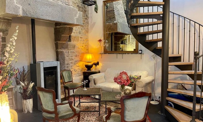 Combourg House | LE COTTAGE Gîte de charme au pied du Château