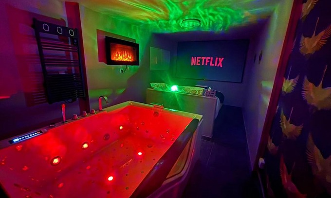 Saint-Quentin-en-Yvelines Apartment | Le Cupidon, cocon privé avec Spa, Sauna, Cinéma Netflix et Jardin privé