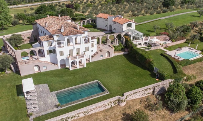 Pulciano Villa | Le Selve Lake View Villas