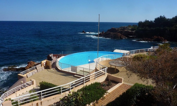 Le Trayas Apartment | Le Trayas apartment in waterfront residence, sea view,