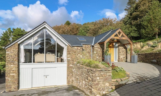 Lawrenny House | LEEWARD COTTAGE, pet friendly, with hot tub in Cosheston