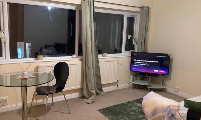Manchester Apartment | Legacy’s Guesthouse close to Heaten park