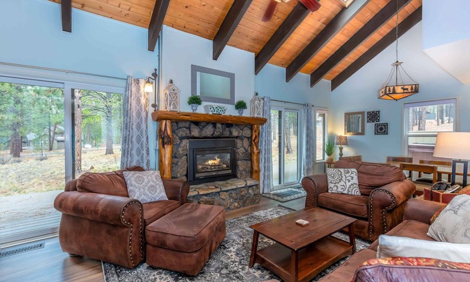 Overlook Park House | LEIS04 - Stylish Sunriver Cabin with A/C and Ping Pong
