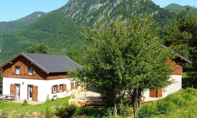 Vicdessos Apartment | Les Bordes de Paloumières: Discover this gite in the heart of Ariège Mountains.