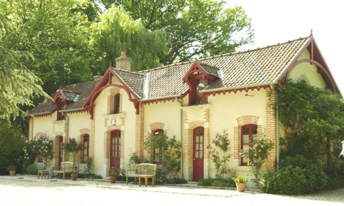 Crouy-sur-Cosson House | Les Glycines, self-catering cottage on a 15-hectare wooded estate