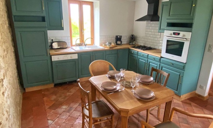Chavroches Cottage | Les Hirondelles Cottage in Chavroches - 5 guests, pets allowed