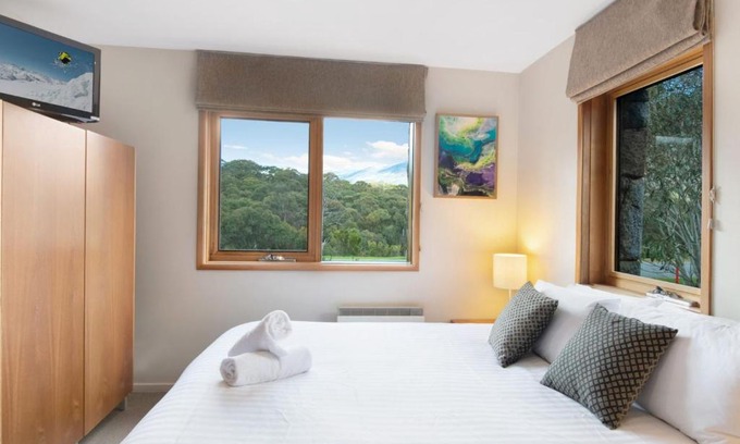 Lake Crackenback House | Les Perrieres Studio - Gym l Indoor Pool l Tennis Court l Cafe l WiFi