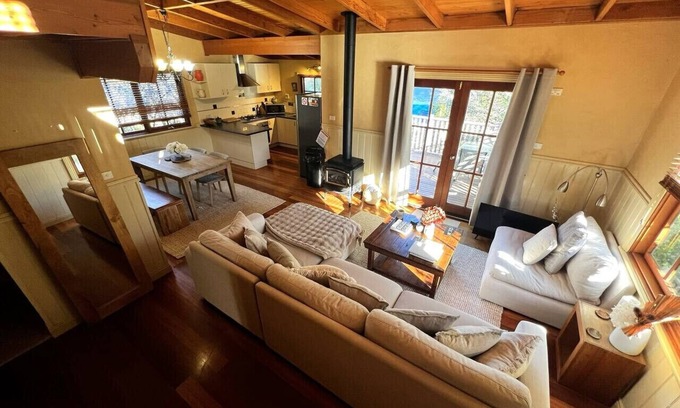 Leura House | Leura Lodge - walking distance to mall, quiet & central