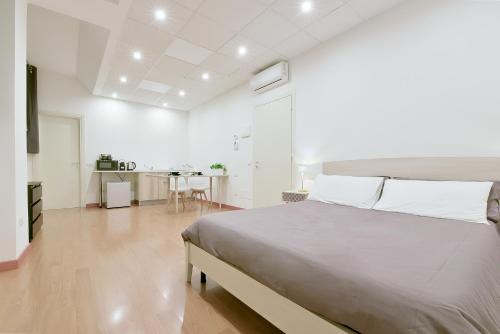 Centro Urbano Apartment | LHE Les Trois Merveilles - Grey Lewis