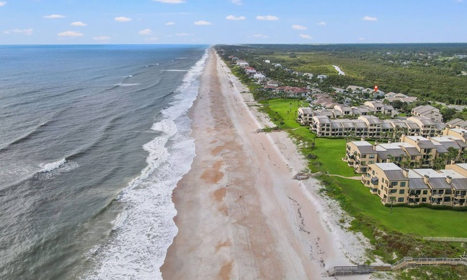 Sawgrass Apartment | Light and Airy Luxury Condo just Steps from Private Beach Access