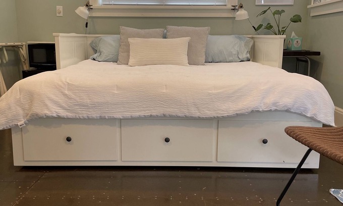 University District Apartment | Light and bright, University District Studio Apartment.fantastic location!