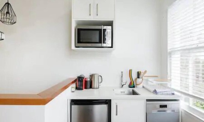 Auckland Apartment | Light-filled Renovated Villa, Walk to Ponsonby Rd